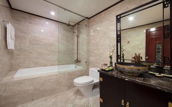 Phòng tắm với thiết kế sang trọng của khách sạn Hồng Ngọc Dynastie