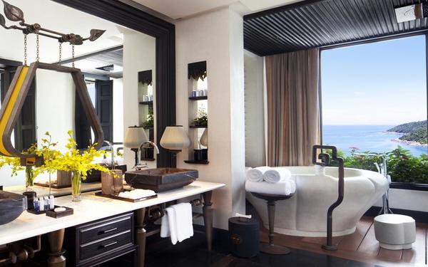 Mẫu phòng tắm cao cấp sở hữu view đẹp của khách sạn Intercontinental Danang Sun Peninsula 