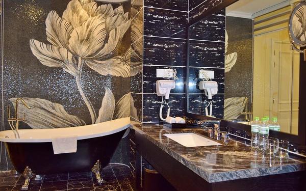 Tường có họa tiết tinh tế làm nổi bật không gian phòng tắm khách sạn Tường Vi
