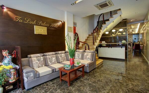 Sảnh khách sạn Tú Linh Palace với thiết kế đơn giản đầy đủ tiện nghi
