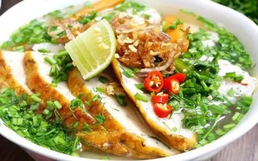 Bánh canh chả cá đặc trưng của văn hóa ẩm thực Nha Trang