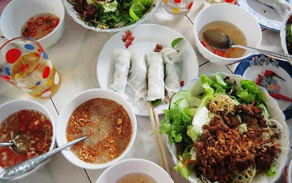 Tài Phú là quán bán bánh ướt thịt nướng được người dân Huế yêu thích 