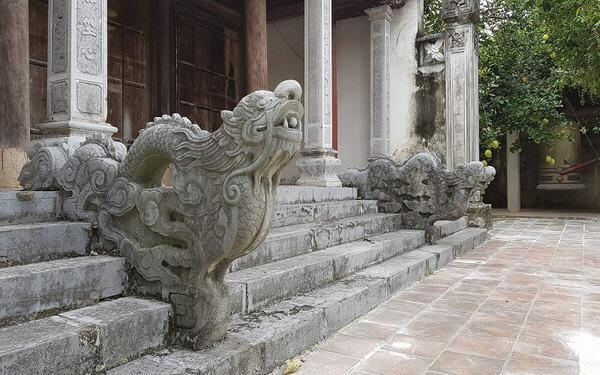 Một góc sân chùa với tượng đầu rồng
