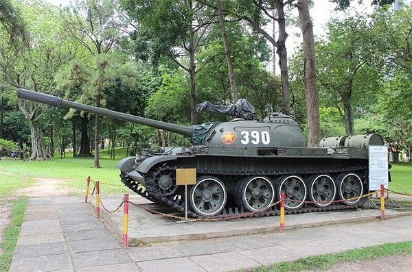 Xe tăng 390 - Chiếc xe tăng húc đổ cổng dinh
