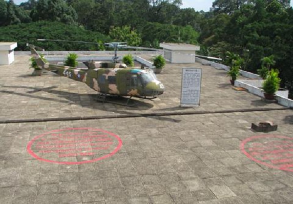 Chiếc máy bay và 2 vị trí được đánh dấu đỏ trên nóc Dinh