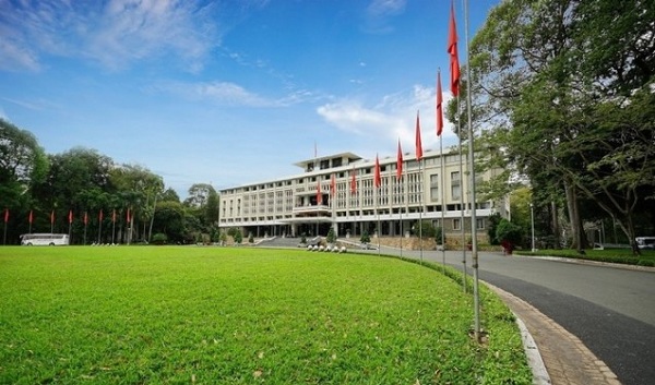 Khuôn viên rộng lớn trong Dinh với một bãi cỏ xanh đường kính 102m