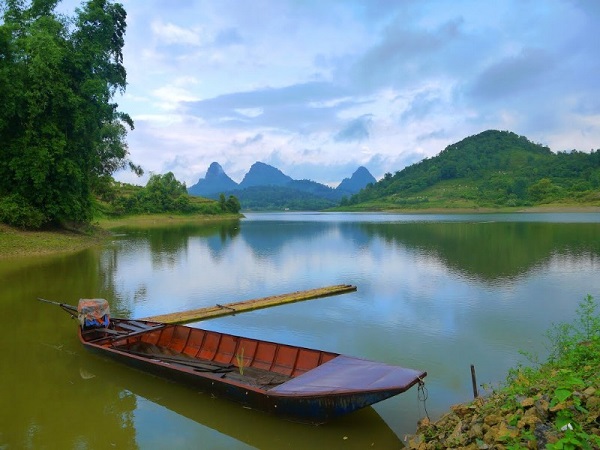 Hồ Cấm Sơn được ví von như hồ Xuân Hương miền Bắc