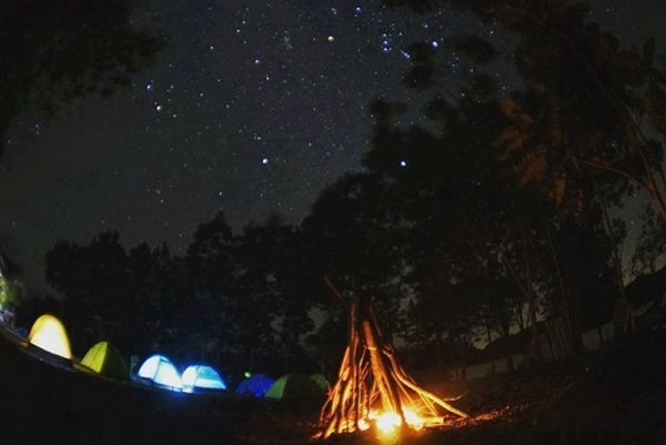 Nếu các bạn có thời gian ở lại qua đêm thì nên thử cắm trại