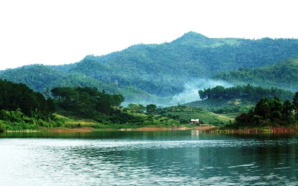 Phượt hồ Khuôn Thần để đắm mình trong cảnh sắc thiên nhiên xanh