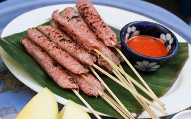 6 địa chỉ nổi tiếng thưởng thức nem chua nướng ngon ở Hà Nội