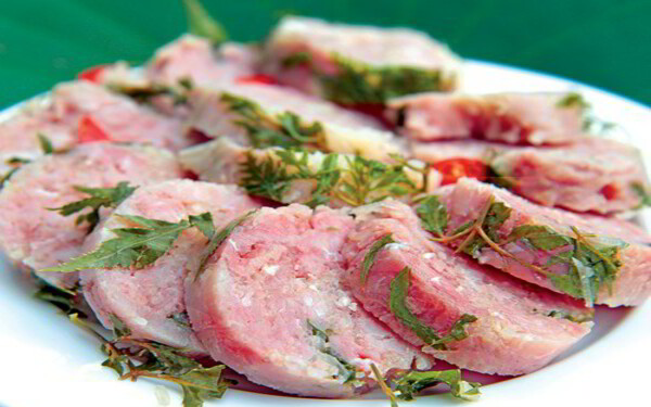 Nem chua hồng thịt được cắt thành từng khoanh