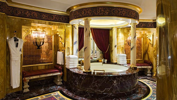 Lộng lẫy xa hoa nhất hẳn nhiên là phòng tắm hoàng gia trong Royal Suite