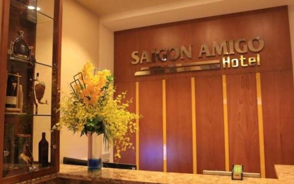 Sảnh lễ tân nhà nghỉ Saigon Amigo được thiết kế sang trọng, bắt mắt
