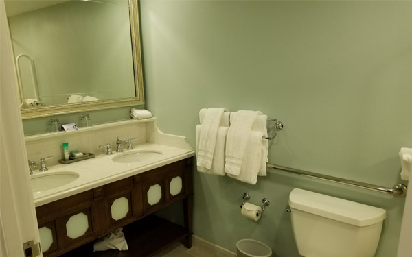 Gương soi là vật dụng không thể thiếu trong phòng vệ sinh khép kín của khách sạn mini