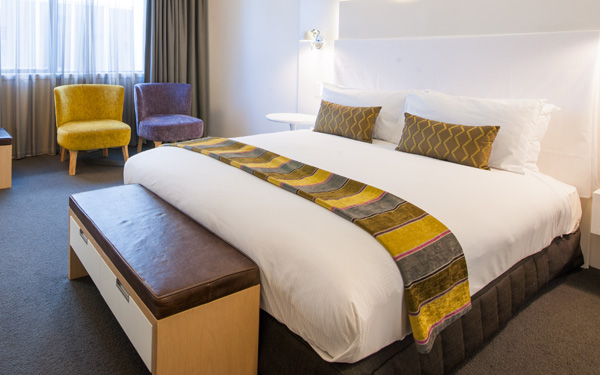 Mẫu trang trí giường ngủ khách sạn sang trọng và đẳng cấp