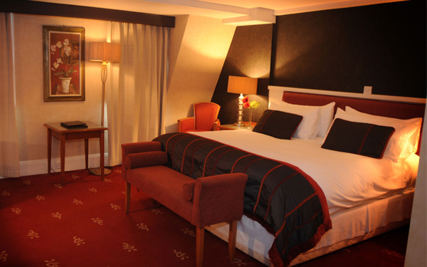 Tấm trang trí giường phù hợp với phong cách chung của khách sạn