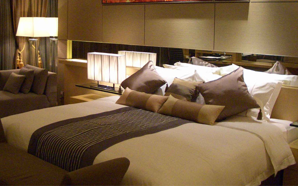 Sự kết hợp giữa những chiếc gối trang trí tạo vẻ đẹp hiện đại cho giường ngủ