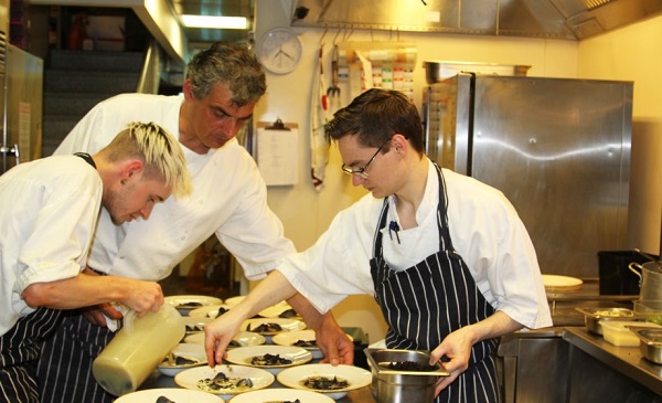 Trong nghiệp vụ khách sạn Sous Chef là thuật ngữ chỉ một vị trí chức danh "bếp phó" 