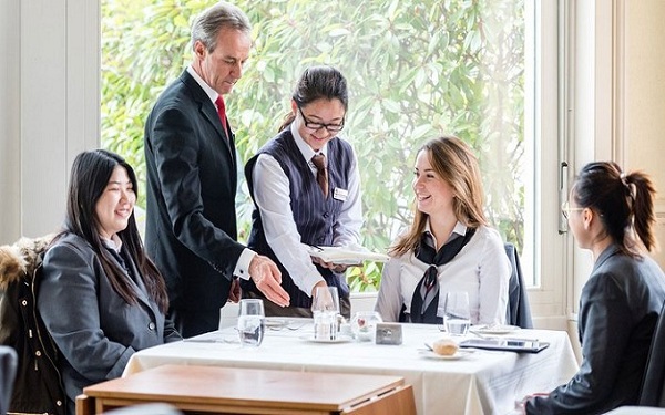Hospitality industry là gì? Tiềm năng phát triển của ngành ra sao?