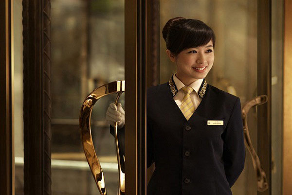 Hostess cần luôn giữ nụ cười thường trực trên môi, niềm nở với khách