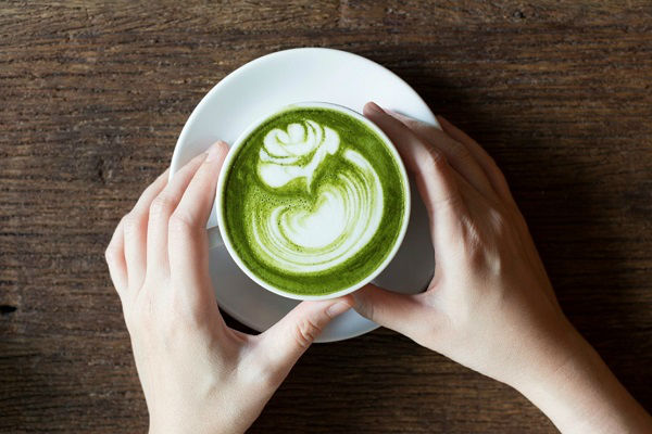 Matcha latte là một biến táu sáng tạo rất được giới trẻ ngày nay yêu thích