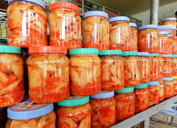 Rất nhiều hàng quán trên xứ Lạng có bán sẵn măng ớt