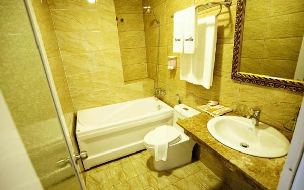 Thiết kế phòng tắm ốp đá sang trọng ở Diamond Suite Parkview 