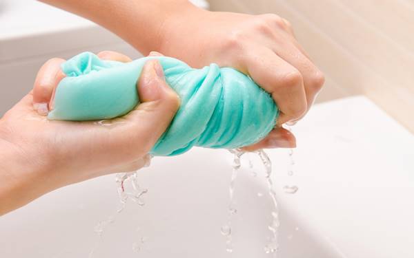 Giặt tay sẽ giúp việc tẩy áo choàng tắm hiệu quả hơn