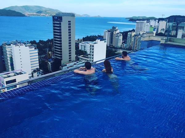 mẫu bể bơi trên sân thượng khách sạn đẹp