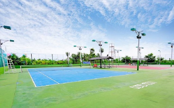 Sân thể thao tennis mời gọi du khách tập luyện thể thao