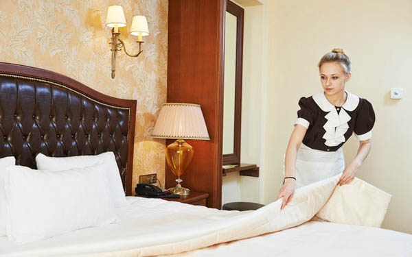 Học cách trải ga giường phủ khách sạn đẹp xuất sắc đúng chuẩn 5 sao