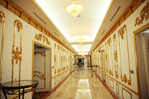 Mang danh "khách sạn dát vàng" nên khu vực hành lang cũng cần trang trí đồng bộ