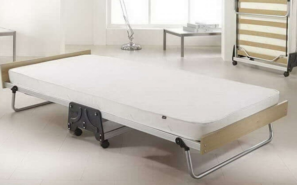 Sự kết hợp tinh tế giữa các màu sắc trắng, xám, đen tạo nên chiếc giường phụ vô cùng sang trọng và đẹp mắt.