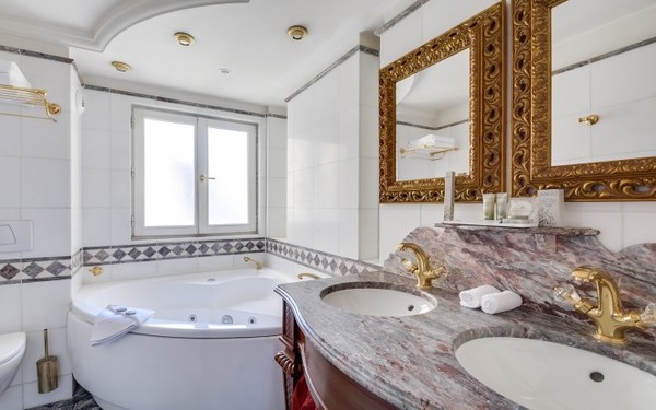 Nội thất phòng tắm khách sạn được trang trí với chất liệu vàng quý phái 