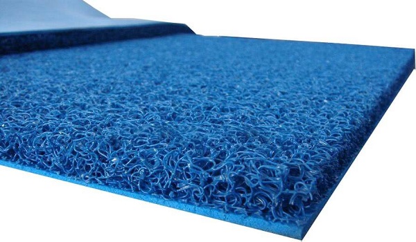 Cấu tạo của thảm chống trơn thường có 5 lớp: bề mặt, bảo vệ, tạo vân, cơ sở và lớp đế