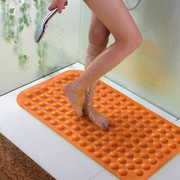 Thảm chống trơn dùng trong nhà tắm với các lỗ thoát hơi nước nhanh, đảm bảo an toàn cho người dùng