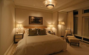Khách sạn nên lắp đặt đèn ngủ treo tường hay dùng đèn ngủ để bàn?