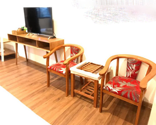 Mẫu bàn ghế gỗ thông dụng được nhiều nhà nghỉ sử dụng