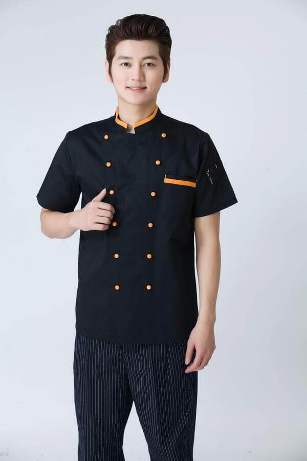 Mẫu đồng phục bếp màu đen với hai hàng cúc màu cam nổi bật