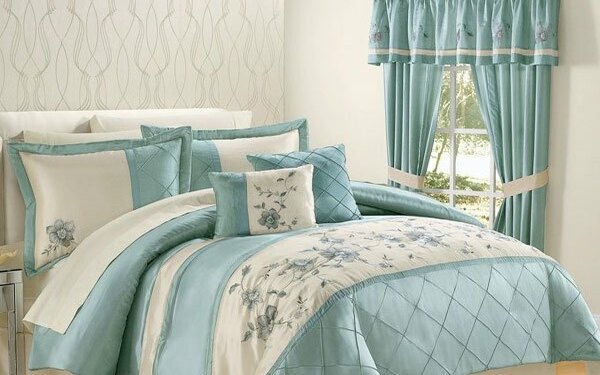 Bộ drap giường màu xanh nhẹ nhàng làm cho căn phòng trở nên ấm áp