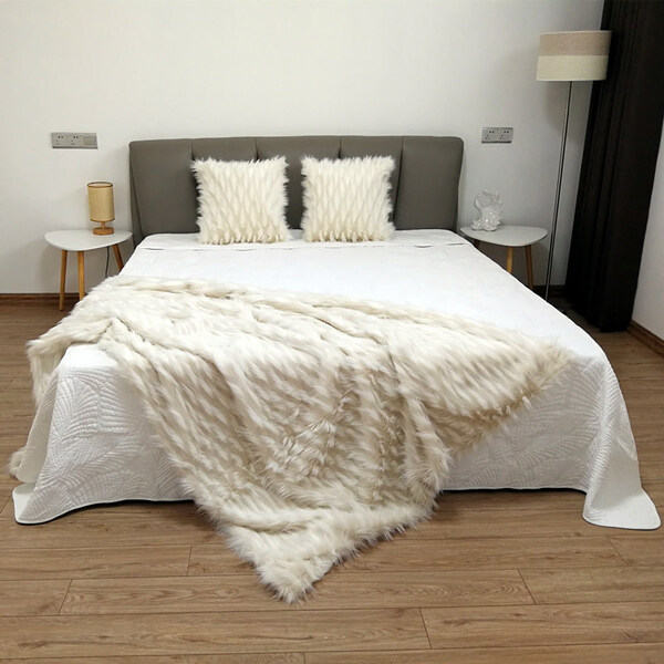 Gối trang trí giường với sắc trắng khiến căn phòng sang trọng hơn
