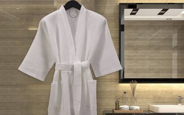 Có nên mặc áo choàng tắm trang bị trong khách sạn không?
