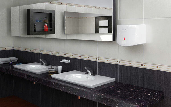 Máy sấy tay thường được sử dụng trong nhà vệ sinh của các tòa nhà, khách sạn