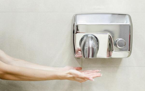Vì sao nhà hàng, khách sạn nên trang bị máy sấy tay trong nhà vệ sinh?