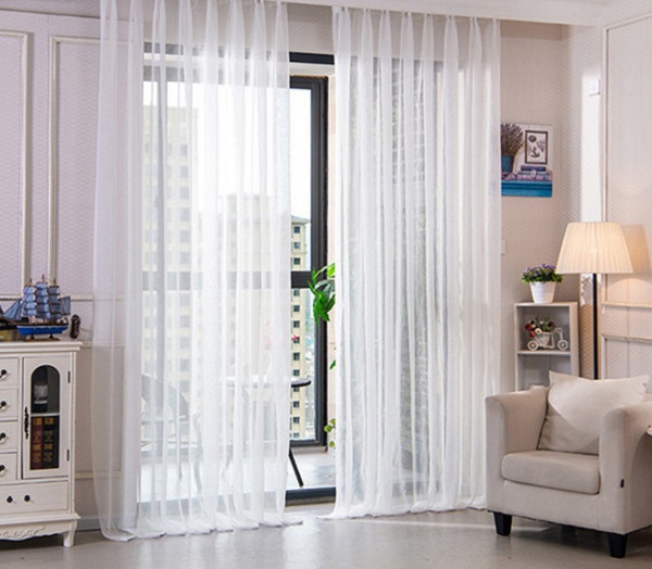 Tông màu trắng của rèm cửa từ chất liệu vải voan tạo cảm giác thanh thoát và tinh khiết