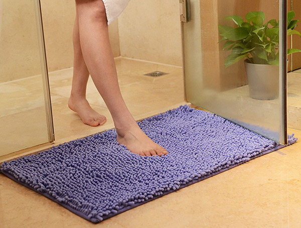 Sử dụng những tấm thảm chùi chân nhà vệ sinh khách sạn giúp hút hết nước và các vết bẩn