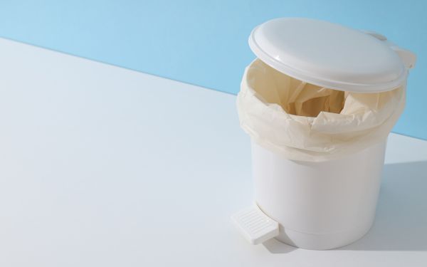 thùng rác có nắp đậy