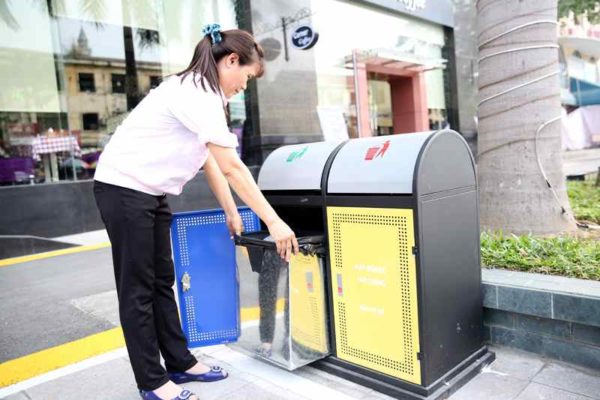 Thùng rác 2 ngăn có nắp đậy giúp giữ vệ sinh môi trường không gây mùi