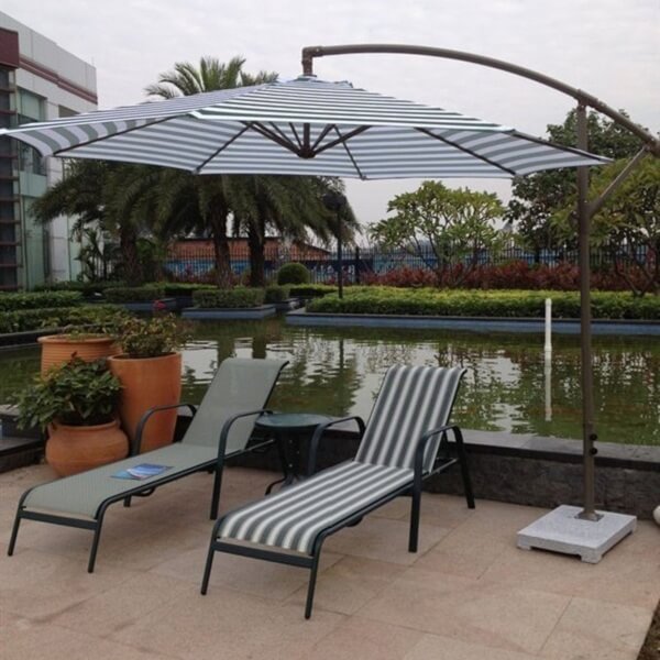 Ghế bể bơi và giường tắm nắng tại các hồ bơi khách sạn đang ngày càng được sử dụng và trang bị rộng rãi, phổ biến