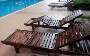 Ghế bể bơi gỗ có bền không? Mẫu giường hồ bơi bằng gỗ giá rẻ
